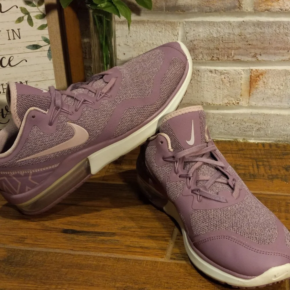 Woman's Nike Air Max's - Picture 2 of 7